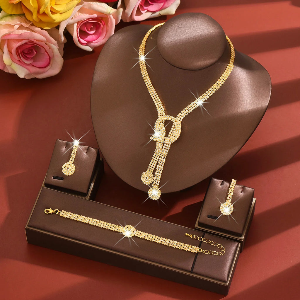 Nouvelle parure de bijoux – tendance, luxueuse, robuste, richement ornée de diamants ; comprend un collier, des boucles d’oreilles et un bracelet – idéale pour les mariées et les mariages.