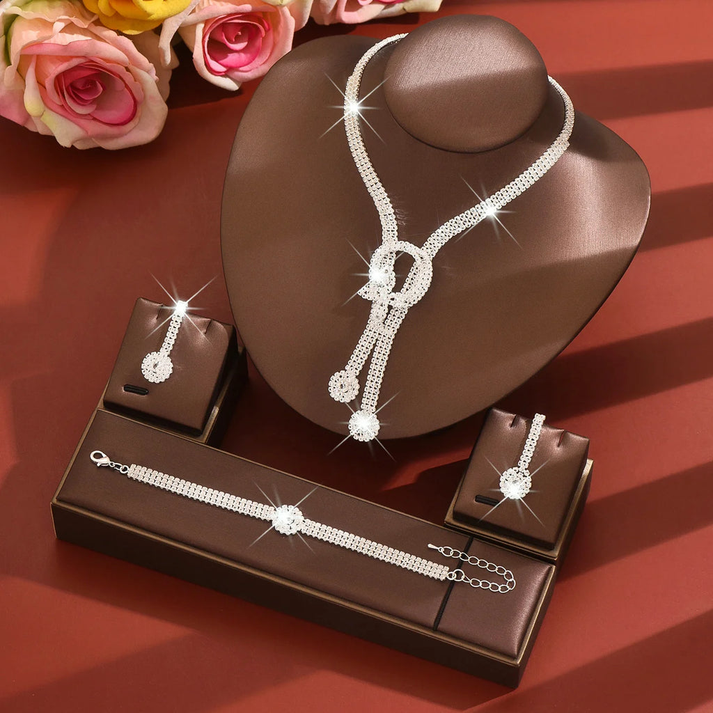 Nouvelle parure de bijoux – tendance, luxueuse, robuste, richement ornée de diamants ; comprend un collier, des boucles d’oreilles et un bracelet – idéale pour les mariées et les mariages.