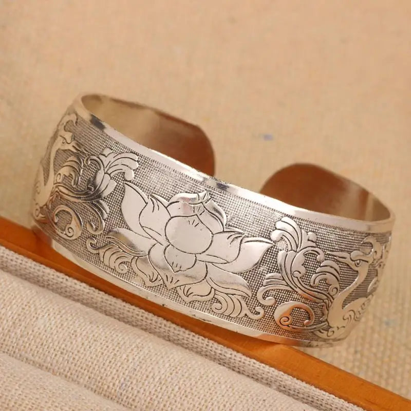 Bracelet large pour femme en argent style rétro ethnique bohème – Motif floral sculpté, modèle ouvert – Bijou tendance vintage