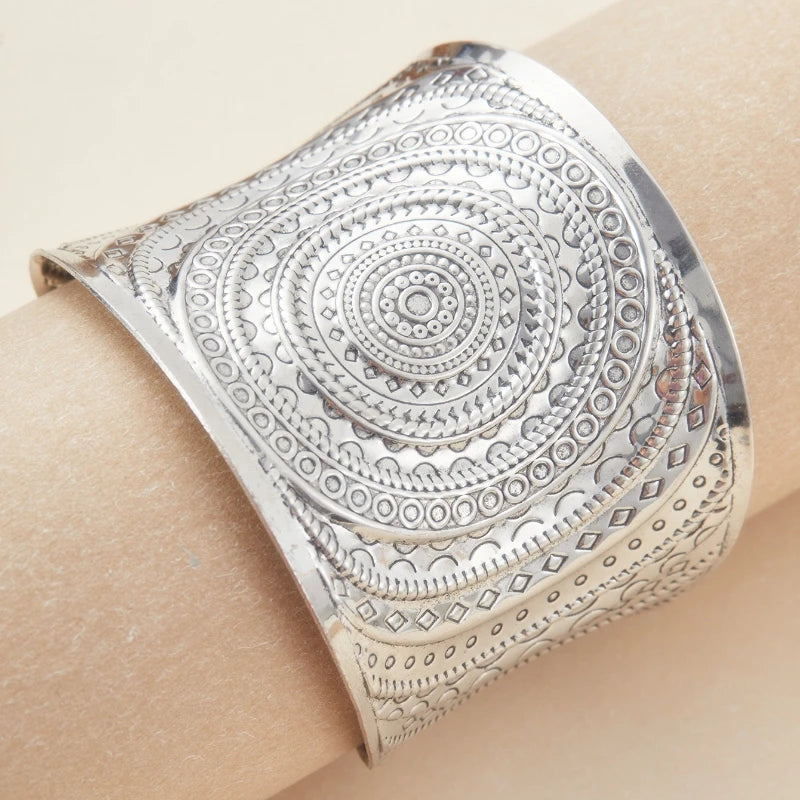 Bracelet large ouvert au style punk vintage avec motif gravé – Un accessoire tendance et personnalisable à offrir pour les fêtes (pour hommes et femmes)