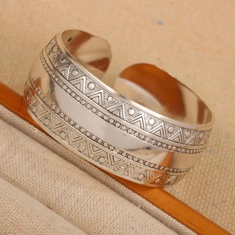 Bracelet large pour femme en argent style rétro ethnique bohème – Motif floral sculpté, modèle ouvert – Bijou tendance vintage