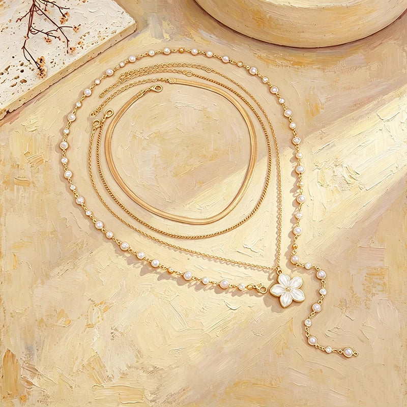 Collier sautoir sexy à plusieurs rangs pour femme, couleur dorée, orné d'une fleur en émail blanc et de perles fantaisie – Bijou idéal pour une soirée ou un rendez-vous