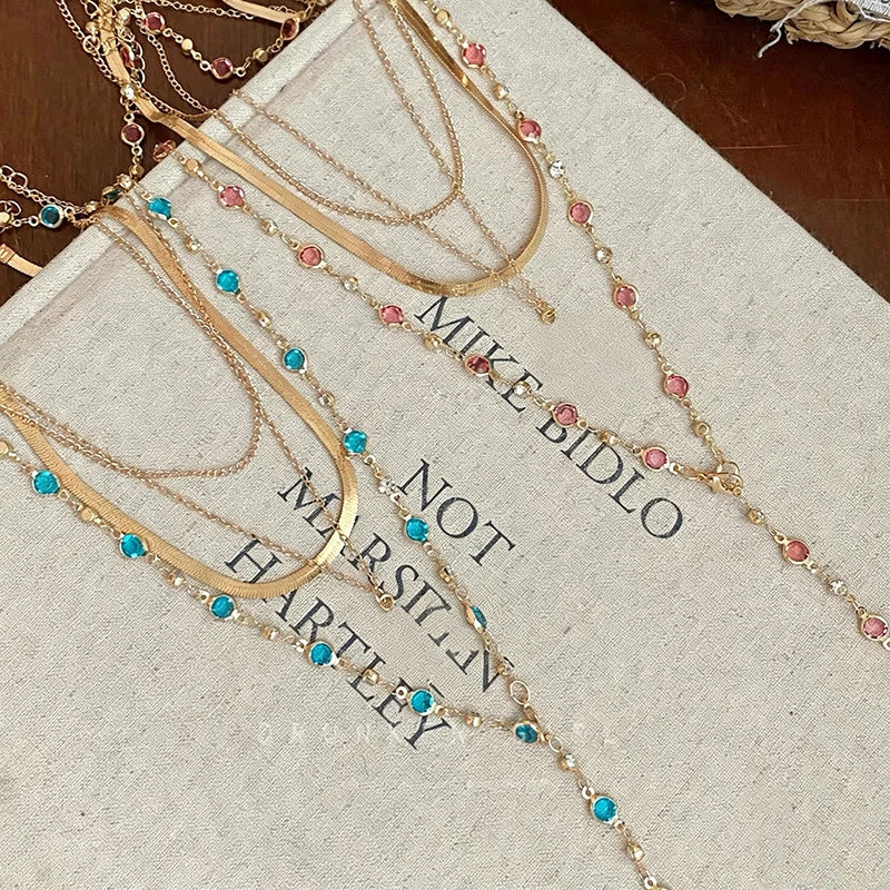 Collier sautoir sexy à plusieurs rangs pour femme, couleur dorée, orné d'une fleur en émail blanc et de perles fantaisie – Bijou idéal pour une soirée ou un rendez-vous