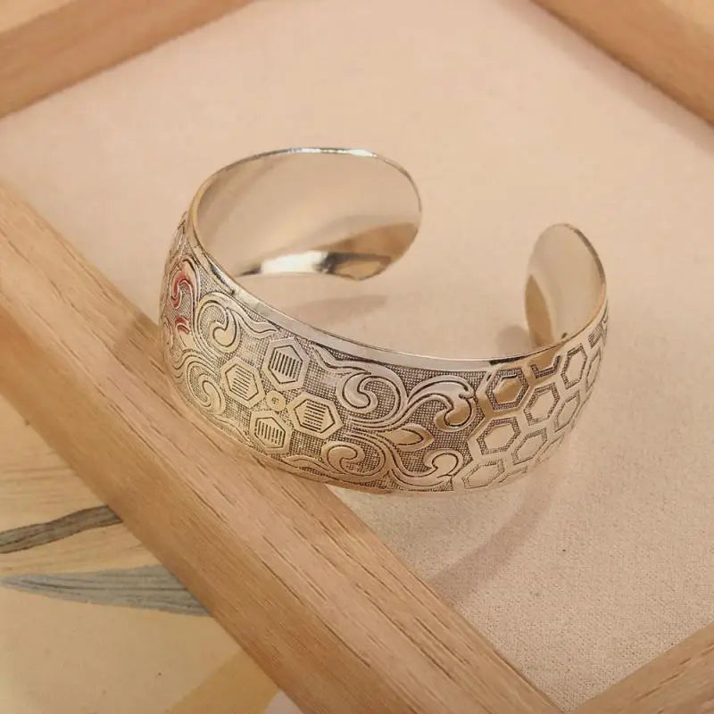 Bracelet bohemian style retro  large pour femme à motif floral sculpté et ouverture, bracelet tendance, bijou bohème vintage