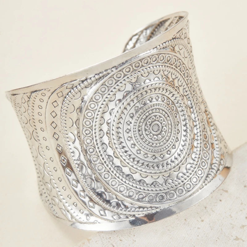 Bracelet large ouvert au style punk vintage avec motif gravé – Un accessoire tendance et personnalisable à offrir pour les fêtes (pour hommes et femmes)