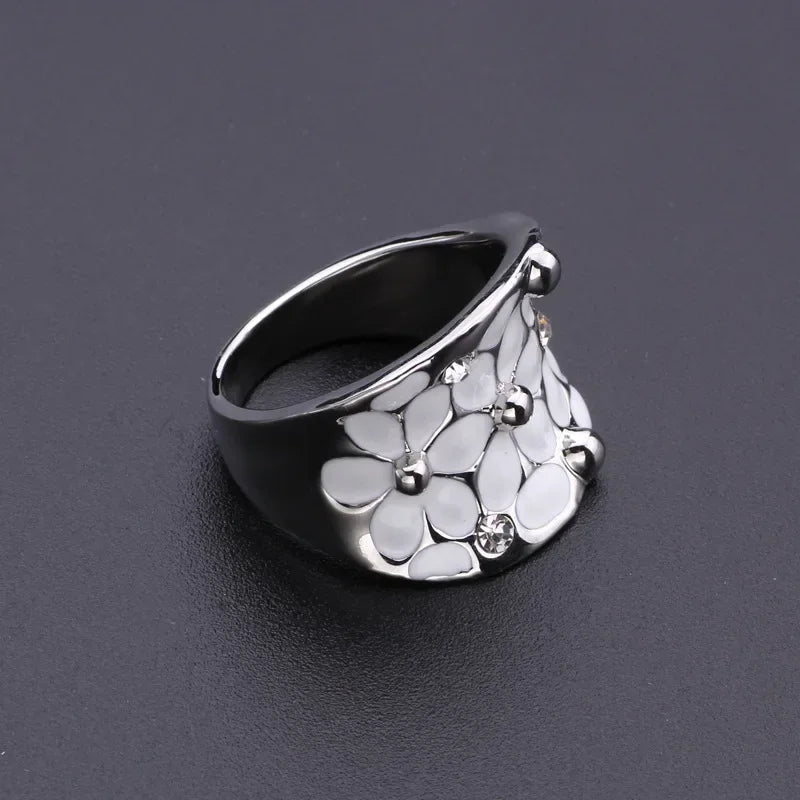 Bague pour femme Delysia King, bijou de mariage au style élégant, ornée d'une fleur en émail