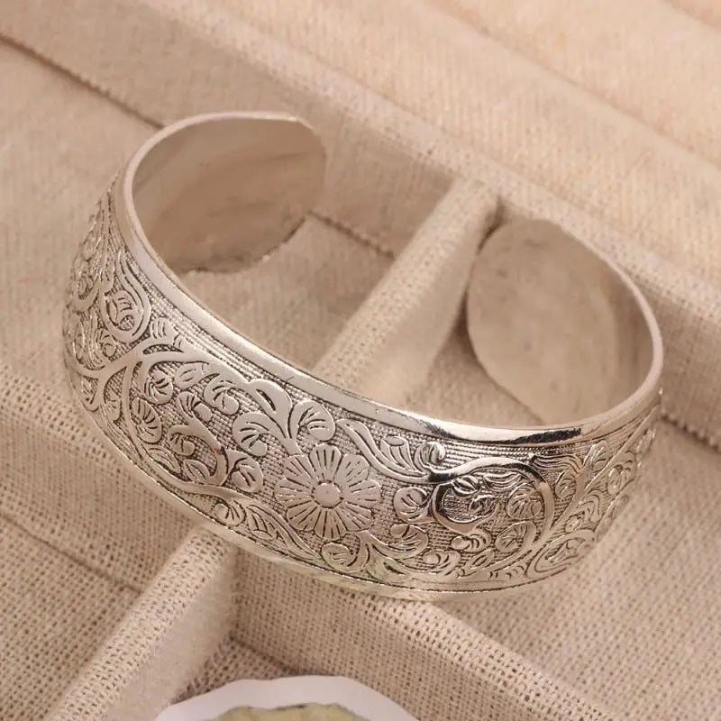 Bracelet bohemian style retro  large pour femme à motif floral sculpté et ouverture, bracelet tendance, bijou bohème vintage