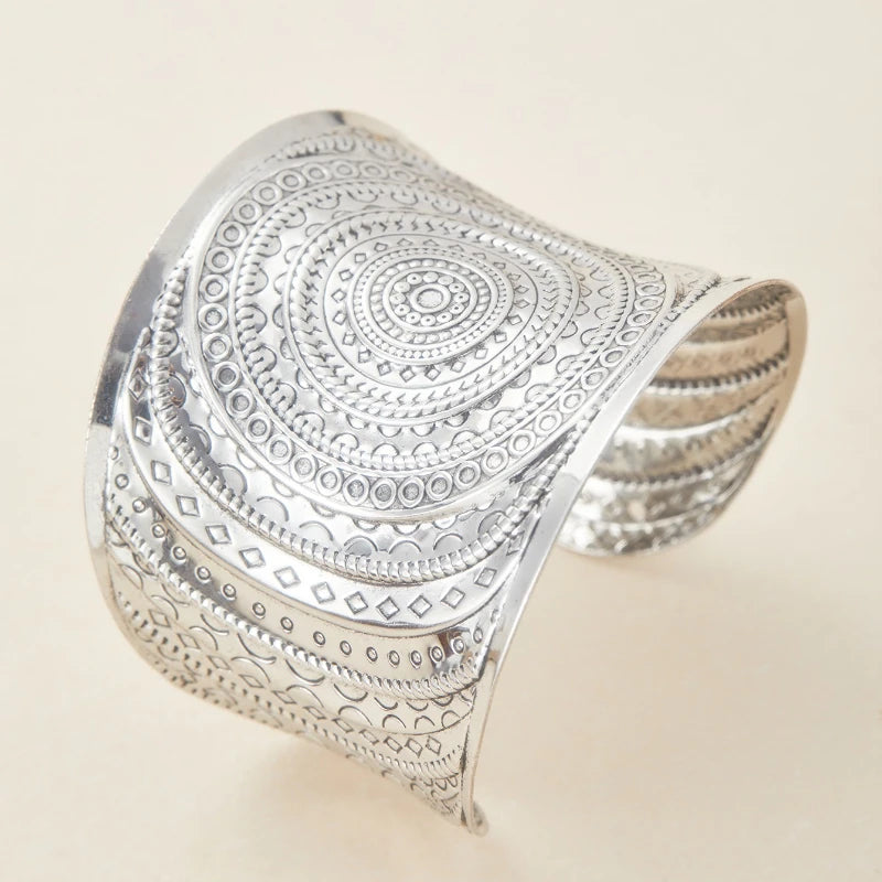 Bracelet large ouvert au style punk vintage avec motif gravé – Un accessoire tendance et personnalisable à offrir pour les fêtes (pour hommes et femmes)
