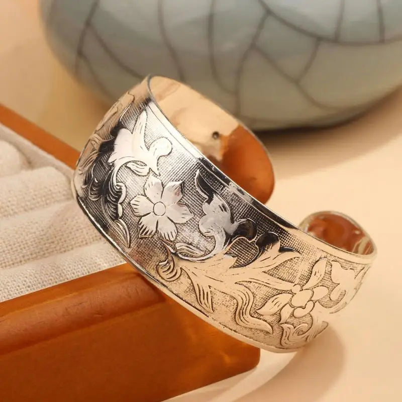 Bracelet large pour femme en argent style rétro ethnique bohème – Motif floral sculpté, modèle ouvert – Bijou tendance vintage