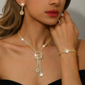 Nouvelle parure de bijoux – tendance, luxueuse, robuste, richement ornée de diamants ; comprend un collier, des boucles d’oreilles et un bracelet – idéale pour les mariées et les mariages.