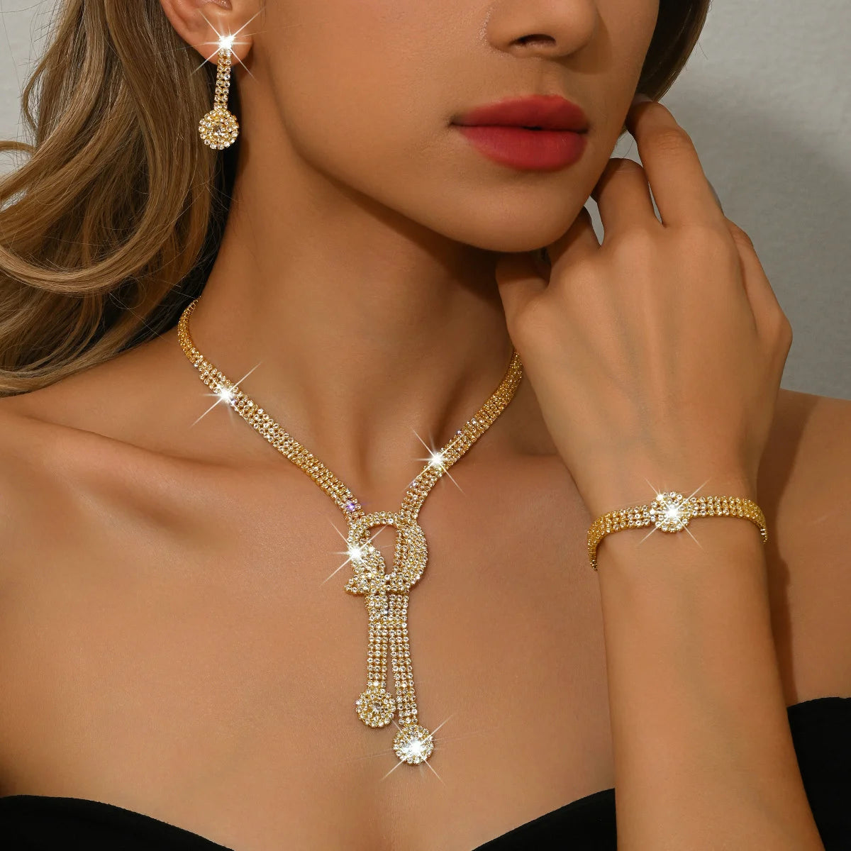 Nouvelle parure de bijoux – tendance, luxueuse, robuste, richement ornée de diamants ; comprend un collier, des boucles d’oreilles et un bracelet – idéale pour les mariées et les mariages.