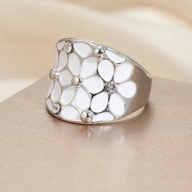 Bague pour femme Delysia King, bijou de mariage au style élégant, ornée d'une fleur en émail
