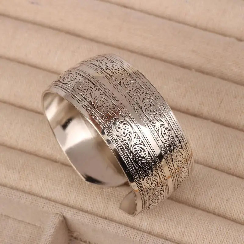 Bracelet large pour femme en argent style rétro ethnique bohème – Motif floral sculpté, modèle ouvert – Bijou tendance vintage