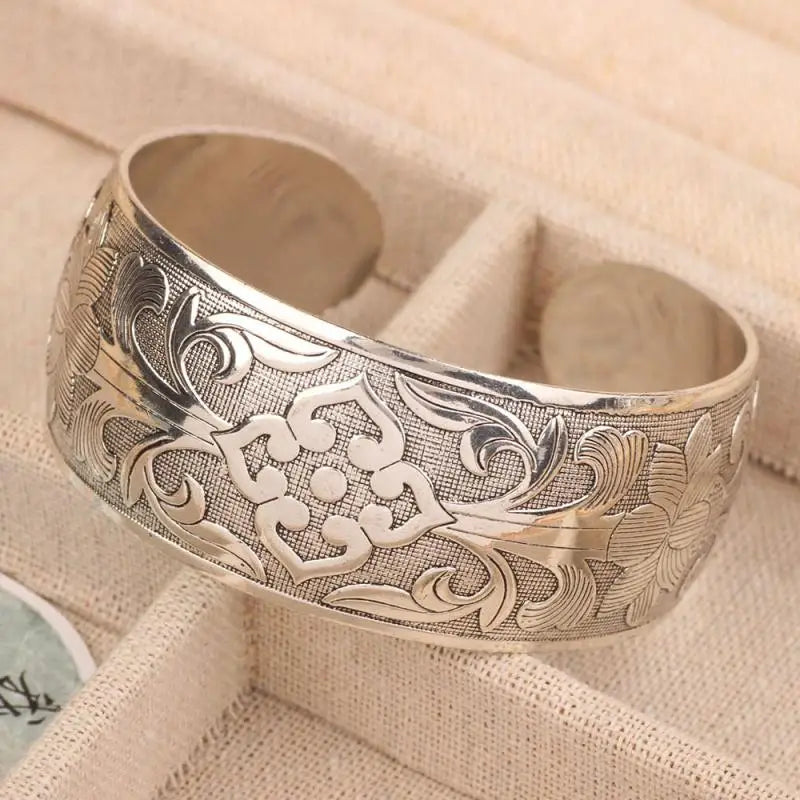 Bracelet bohemian style retro  large pour femme à motif floral sculpté et ouverture, bracelet tendance, bijou bohème vintage