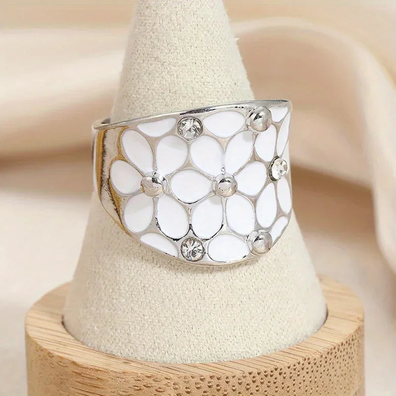 Bague pour femme Delysia King, bijou de mariage au style élégant, ornée d'une fleur en émail
