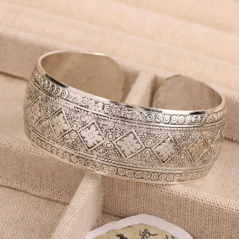 Bracelet bohemian style retro  large pour femme à motif floral sculpté et ouverture, bracelet tendance, bijou bohème vintage