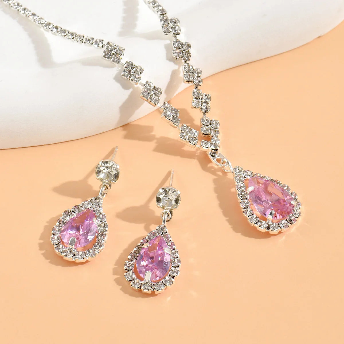 Parures de bijoux élégantes pour femme, style « goutte d’eau », avec cristaux roses (collier et boucles d’oreilles) – Idéal pour un mariage ou une cérémonie.