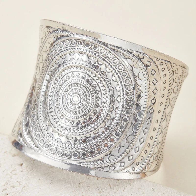 Bracelet large ouvert au style punk vintage avec motif gravé – Un accessoire tendance et personnalisable à offrir pour les fêtes (pour hommes et femmes)