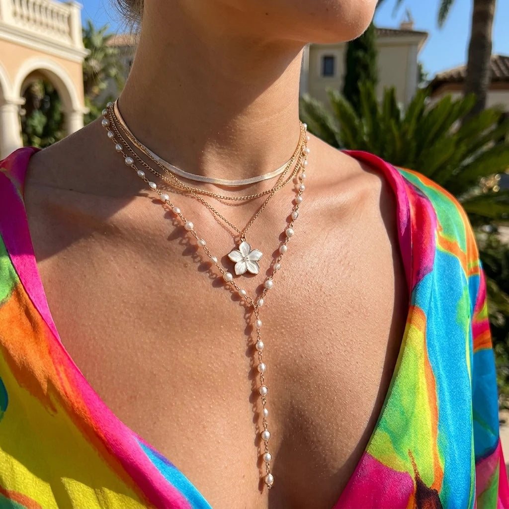 Collier sautoir sexy à plusieurs rangs pour femme, couleur dorée, orné d'une fleur en émail blanc et de perles fantaisie – Bijou idéal pour une soirée ou un rendez-vous