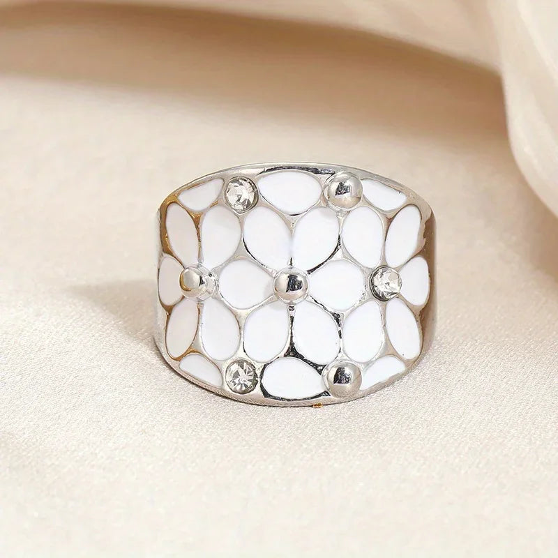 Bague pour femme Delysia King, bijou de mariage au style élégant, ornée d'une fleur en émail